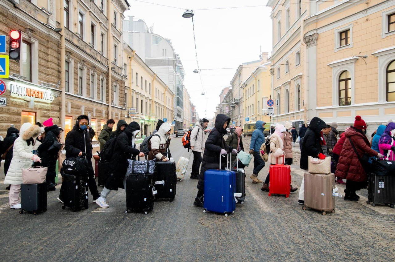 Больше, чем до ковида. Петербург обновил максимум по туристам  В 2019 году Петербург посетили 10,4 млн туристов.  По итогам года Петербург посетило 10,5 млн туристов, в основном это внутренние туристы, заявил председатель комитета по развитию туризма Петербурга Евгений Панкевич на встрече с редакторами петербургских СМИ. Таким образом, отметил он, Северной столице удалось обновить максимум с доковидных лет по этому показателю.  А вы заметили в этом году особый наплыв туристов?  Да —  , нет —    Автор фото: Ермохин Сергей