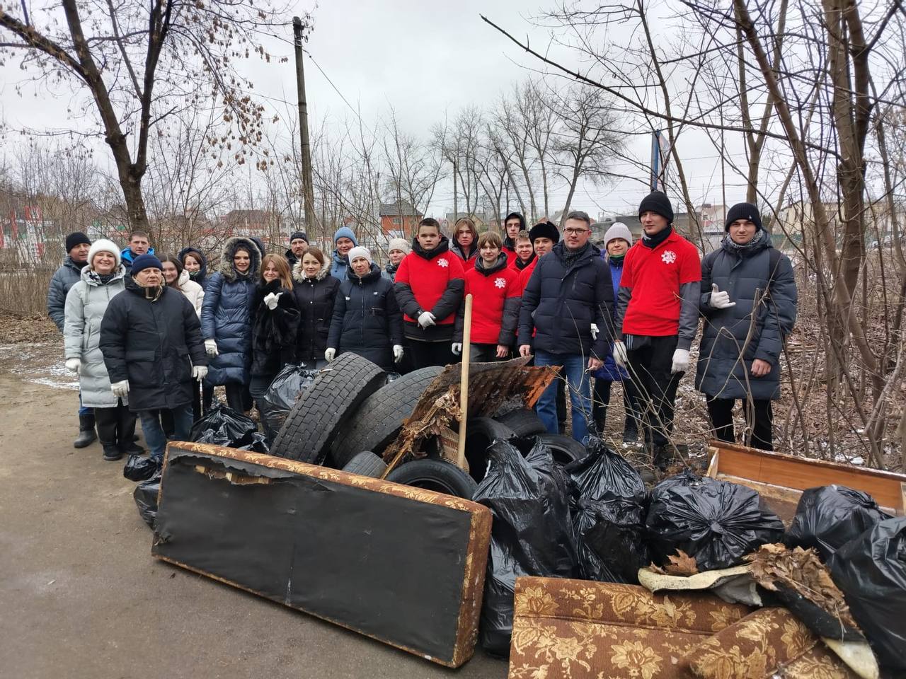 В рамках окружной акции «Студенческий экологический десант» представители администрации Железнодорожного округа вместе с учащимися и преподавателями электромеханического техникума провели уборку на общественной территории, расположенной вдоль улицы Союзной.  Совместными усилиями было собрано и вывезено более 5 кубических метров бытового мусора.  — Мы благодарим всех участников акции за их вклад в проведение субботника, — говорит глава Железнодорожного округа Александр Дрынов. — Также мы хотим выразить благодарность директору Электромеханического техникума Юрию Соколову и генеральному директору ООО «Благоустройство» Николаю Логвинову за предоставленный транспорт.