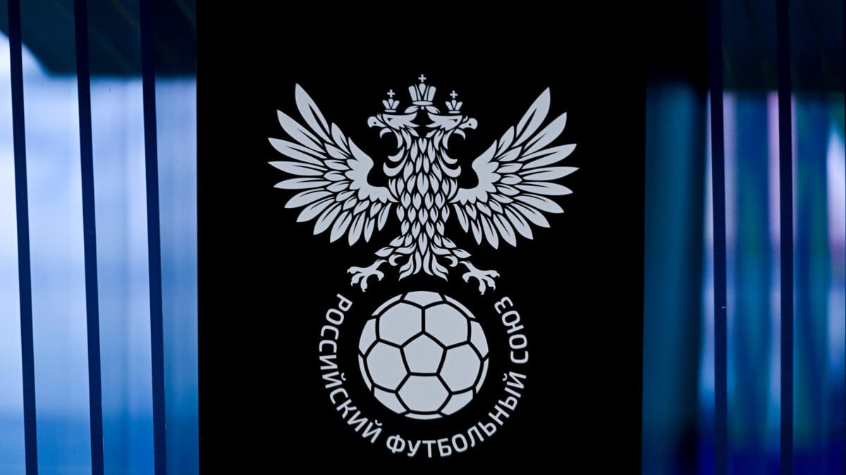 В РФС отреагировали на недовольство по поводу жеребьевки Кубка России Сегодня стали известны результаты жеребьевки FONBET Кубка России сезона‑2025/26. Московское «Динамо» выступило с заявлением, в котором выразило недовольство тем, что на жеребьевке не было представителей клуба. «Жеребьевка Кубка России проводилась РФС на студии Матч ТВ. В рамках жеребьевки были определены составы групп Пути РПЛ, матчи первого раунда Пути регионов, возможные соперники во 2–6 раундах Пути регионов, все пары и хозяева, вплоть до Суперфинала турнира. Процедура жеребьевки стала самой масштабной и длительной в истории турнира и заняла около 2 часов. По договоренности с вещателем с учетом ее длительности она не транслировалась в прямом эфире, а ее итоги и ключевые моменты были показаны в 17‑часовом выпуске новостей канала. В телевизионной съемке жеребьевки участвовали сотрудники Матч ТВ и РФС, большое количество технического персонала, экс‑футболисты. РФС считает оскорбительными и полностью противоречащими здравому смыслу любые обвинения в возможных манипуляциях в ходе жеребьевки. Что касается присутствия на жеребьевке представителей клубов, то их участие не является обязательным по регламенту жеребьевки», – сказали Матч ТВ в службе коммуникации РФС. Денис Бушковский/Матч ТВ