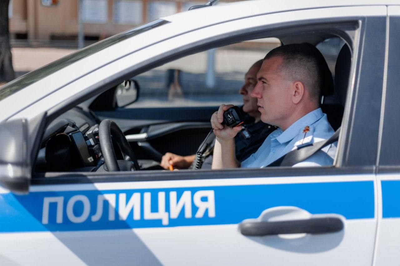 В Краснодаре задержан подозреваемый в мошенничестве    В дежурную часть отдела полиции  Прикубанский округ  Управления МВД России по городу Краснодару с сообщением о мошеннических действиях обратилась местная жительница. Заявительница пояснила, что обратилась к знакомому плотнику для изготовления кухонной мебели. Мастер произвел необходимые замеры и обозначил сроки предоставления услуги, после чего клиентка перевела ему предоплату в размере 250 000 рублей, необходимых для закупки материалов и фурнитуры. Впоследствии Однако мужчина неоднократно переносил сроки изготовления заказа, а затем и вовсе перестал выходить на связь.  ‼ В результате проведенных оперативно-розыскных мероприятий сотрудники уголовного розыска установили личность предполагаемого злоумышленника. Им оказался ранее не судимый 39-летний житель Ростовской области. В отделе полиции правонарушитель признался, что потратил деньги потерпевшей на иные цели, в том числе на аренду помещения для собственного производства.   ‍  Пресс-служба Управления МВД России по городу Краснодару