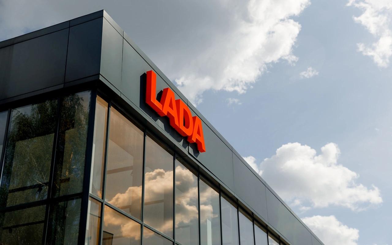 Товарный знак Lada Yarus появился в базе Федерального института промышленной собственности Его регистрация действует до 2035 года. При этом правообладатель товарного знака не раскрывается — в соответствующей строчке указана ссылка на постановление правительства от 2 сентября 2024 года № 1209. Согласно документу, правообладатель может не публиковать свои данные в открытом доступе по специальному заявлению. Название Yarus напоминает имя компактного автомобиля от японского бренда Toyota — Yaris. Регистрация товарного знака не говорит о скорой премьере машины.