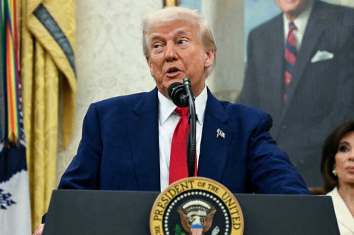 Дональд Трамп заявил, что Иран отказался от инспекций и прекращения обогащения урана. Об это пишет Reuters Президент США заявил, что Иран не согласился допустить международные инспекции своей ядерной программы и отказаться от обогащения урана. По словам Трампа, несмотря на это, ядерная программа Тегерана фактически приостановлена, хотя он не исключил её возобновления в других местах. Глава Белого дома также сообщил, что намерен обсудить иранский вопрос с премьер-министром Израиля Биньямином Нетаньяху во время его визита в Вашингтон на следующей неделе. Источник: ВЧК-ОГПУ