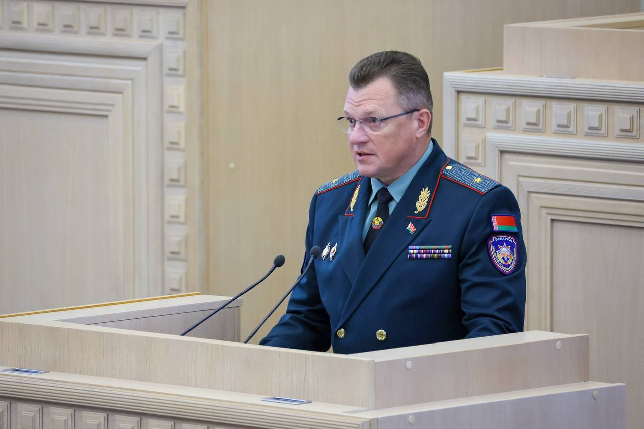 Вадим Синявский представил в Совете Республики проект Закона Об изменении законов по вопросам деятельности органов и подразделений по чрезвычайным ситуациям Проект Закона направлен на совершенствование правового регулирования общественных отношений в сфере деятельности Министерства по чрезвычайным ситуациям Проектом Закона уточняются вопросы финансирования органов и подразделений по чрезвычайным ситуациям закрепляются полномочия по осуществлению государственного пожарного надзора на объектах по производству хранению и утилизации взрывчатых материалов и изделий их содержащих а также по организации тушения пожаров возникших на таких объектах работники органов и подразделений по чрезвычайным ситуациям наделяются правом проведения личного досмотра граждан и применения специальных средств в случаях и порядке предусмотренных проектом Закона положения Закона Республики Беларусь О пожарной безопасности приводятся в соответствие с требованиями технических регламентов Таможенного союза и Евразийского экономического союза в области пожарной безопасности уточняются полномочия Президента Республики Беларусь и Совета Министров Республики Беларусь в сфере обеспечения пожарной безопасности  Законопроект одобрен Советом Республики официально Подписаться на канал МЧС Беларуси