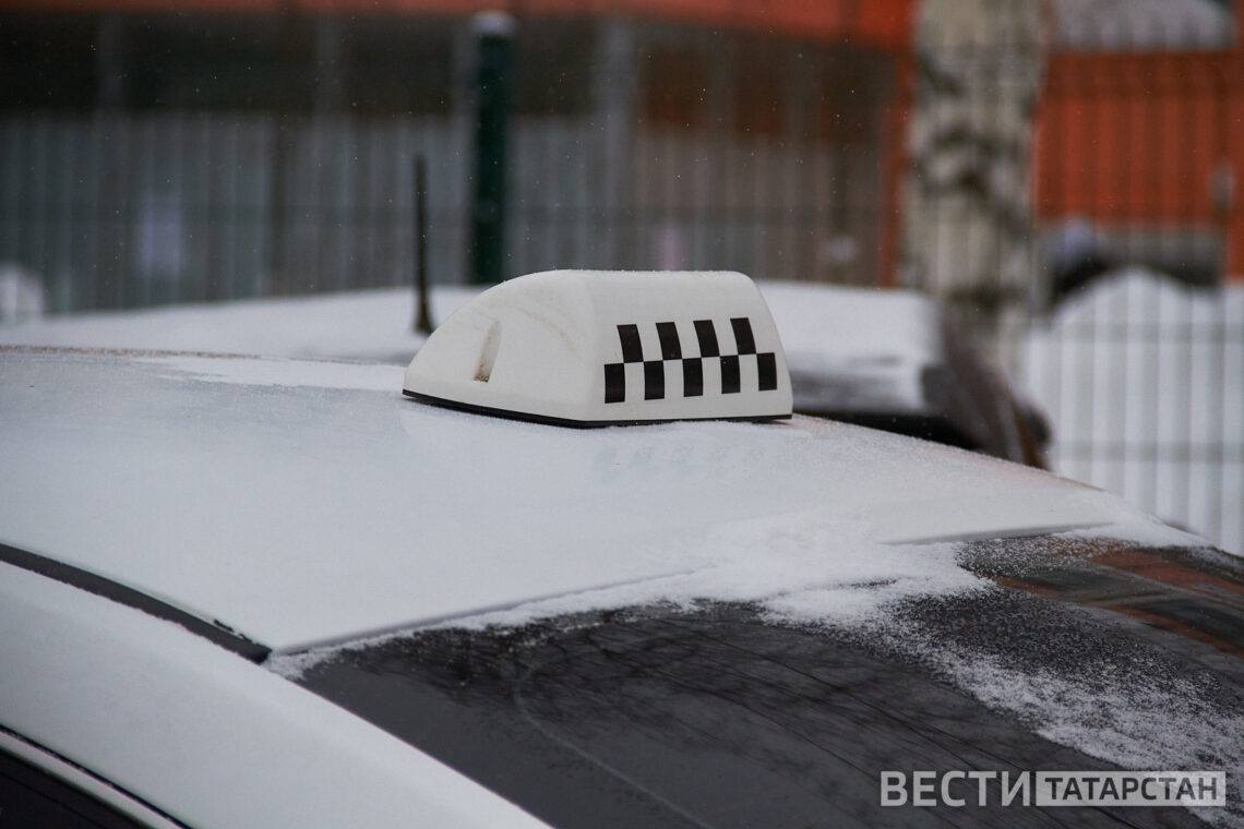 Депутат предложил оплачивать работникам такси в морозы Депутат Государственной думы Амир Хамитов выступил с инициативой обязать работодателей оплачивать сотрудникам поездки на такси от дома до работы и обратно в период сильных морозов если присутствие на рабочем месте требуется в очном формате Об этом он сообщил в комментарии РИА Новости Парламентарий обратил внимание что для многих регионов России температура ниже минус 25 градусов является обычным зимним явлением При этом дорога на работу в таких погодных условиях по его мнению может представлять реальную угрозу для здоровья работников Подробности на сайте Подписаться Сообщить новость   Вести Татарстан в MAX