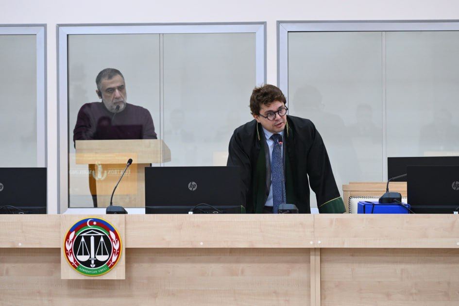 Адвокат Рубена Варданяна Авраам Берман прокомментировал обвинительное заключение по делу своего подзащитного Баку, 05.06.2025г. Защитник отметил, что анализ представленных материалов вызывает ряд серьезных правовых вопросов. По словам Бермана, обвинение нарушает фундаментальные принципы уголовного права. Адвокат напомнил, что лицо может нести ответственность только за те деяния, которые оно фактически совершило. При этом квалификация деяний должна осуществляться строго в соответствии с уголовным законом, который действовал на момент их совершения. Также, согласно принципу nullum crimen, nulla poena sine lege нет преступления, нет наказания без закона , гуманитарную работу нельзя квалифицировать как противоправную без установленных законом нарушений и доказанного преступного умысла. Попытки представить законную общественную деятельность как преступную противоречат основам правового государства, – отметил юрист. Также защитник Рубена Варданяна подчеркнул, что Азербайджан, как участник основных международных конвенций по правам человека, взял на себя обязательства по соблюдению стандартов справедливого судопроизводства, включая презумпцию невиновности и право на защиту. А в Уголовно-процессуальном кодексе Азербайджанской Республики говорится о необходимости соблюдения процессуальных гарантий, среди которых, в частности, право на ознакомление с материалами дела. Уголовная ответственность может наступать только при строгом соблюдении принципа индивидуальной ответственности, при квалификации деяний в соответствии с принципом правовой определенности, с учетом международных обязательств и при неукоснительном соблюдении процессуальных гарантий. Несоблюдение любого из этих принципов ставит под сомнение законность и справедливость уголовного преследования и судебного разбирательства, – резюмировал Берман. Полную версию комментария защитника Рубена Варданяна можно прочитать по ссылке.