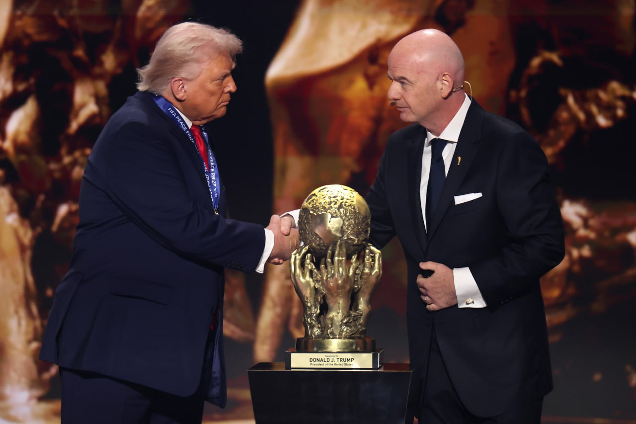 Трамп получил первую в истории FIFA Peace Prize Награду американскому лидеру вручил президент FIFA Джанни Инфантино в рамках церемонии жеребьевки чемпионата мира по футболу 2026 которая идет прямо сейчас Премия созданная в ноябре 2025 года отмечает вклад личностей в укрепление международной солидарности и продвижение идей мира через спорт Цель награды показать что футбол способен объединять страны и культуры служить инструментом диалога и взаимопонимания Подписывайтесь на Repost Прислать новость