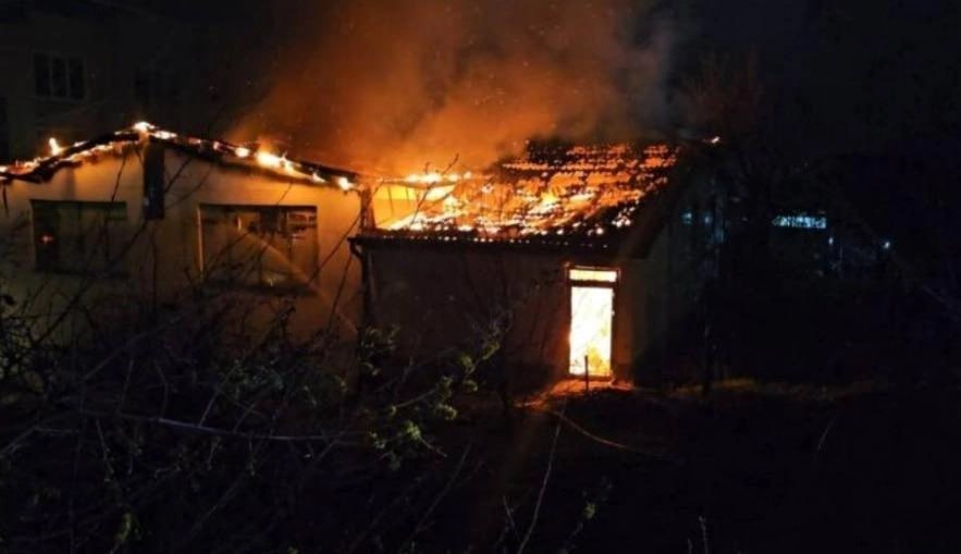 Не менее 50 человек погибли во время пожара в клубе в Северной Македонии  Во время концерта местной группы DNK в заведении находились полторы тысячи человек. По предварительным данным, пожар возник из-за использования пиротехники во время выступления. Ранения получили около 100 человек, а до приезда спасателей и пожарных на помощь бросились местные жители.