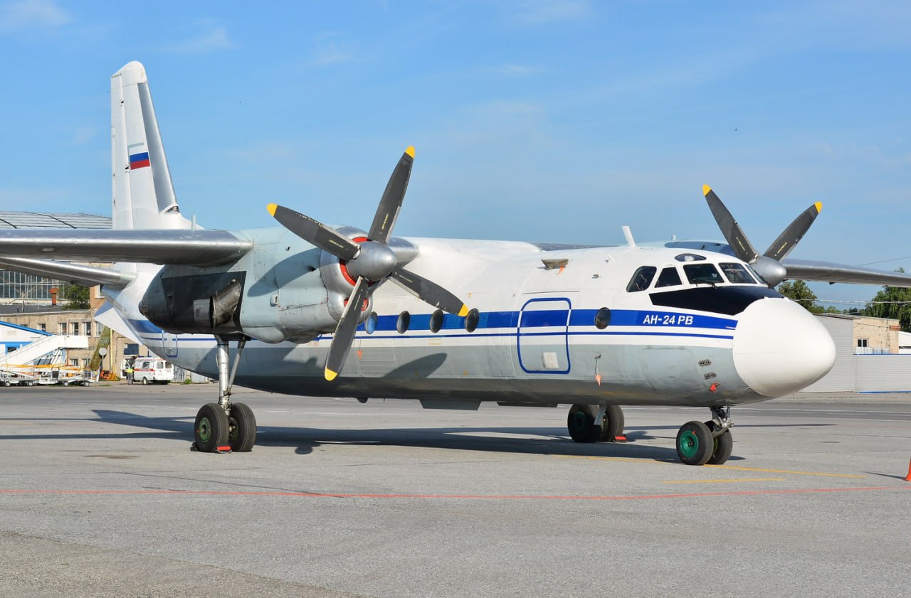 В Ространснадзоре заявили об отсутствии планов полностью запретить эксплуатацию Ан 24 Их полёты осуществляются в строгом соответствии с установленными нормативами отметил глава ведомства Виктор Гулин Все воздушные суда регулярно проходят технические проверки и сертификацию сказал он в интервью ТАСС По словам Гулина Федеральная служба по надзору в сфере транспорта постоянно контролирует техническое состояние Ан 24 Если при проверках будут выявлены существенные риски мы готовы оперативно реагировать вплоть до введения ограничений или запрета на полёты подчеркнул руководитель Ространснадзора Подписаться на Говорит Москва Telegram VK MAX