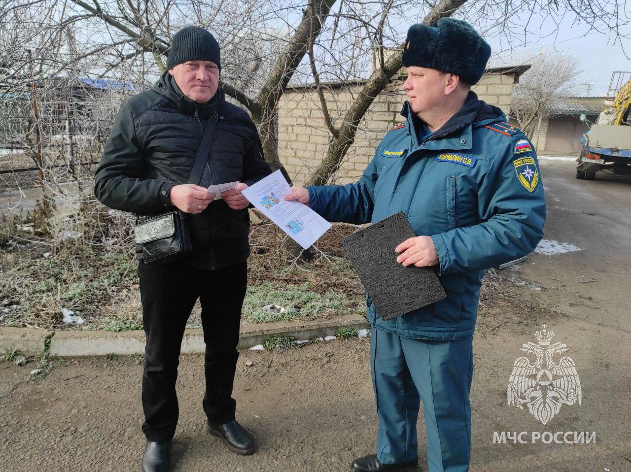 ‼ В Новотроицком округе прошел рейд, посвященный пожарной безопасности  Сотрудники отдела надзорной деятельности и профилактической работы МЧС России по Херсонской области раздали листовки с правилами использования электронагревательных приборов.  "Не пользуйтесь поврежденными розетками, не применяйте для обогрева самодельные электронагревательные приборы", - предупредили в ведомстве.  Радио Таврия - подписаться