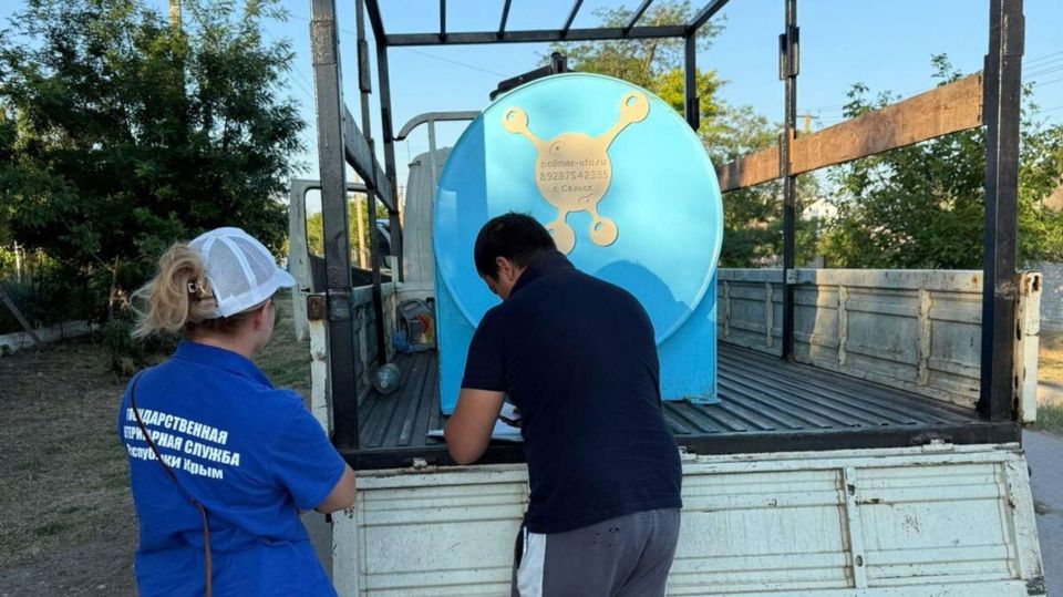 В Крыму выявили 600 литров опасного молока СИМФЕРОПОЛЬ, 8 июл – РИА Новости Крым. В Советском районе Крыма выявлены нарушения при заготовке и перевозке молока. Об этом сообщил председатель Государственного комитета ветеринарии Республики Крым Валерий Иванов. По его данным, нарушения требований ветеринарного законодательства при заготовке и транспортировке молока, собранного от населения, вскрылись во время совместного рейда сотрудников Госкомветеринарии Крыма и МВД. "По результатам рейда Республиканским ветеринарным центром изъято из оборота по желанию собственника и утилизировано более 600 литров молока без маркировки и ветеринарных документов. С хозяйствующего субъекта, допустившего указанные нарушения, взыскано 17 тысяч рублей издержек, связанных с утилизацией н... Подробнее>>>