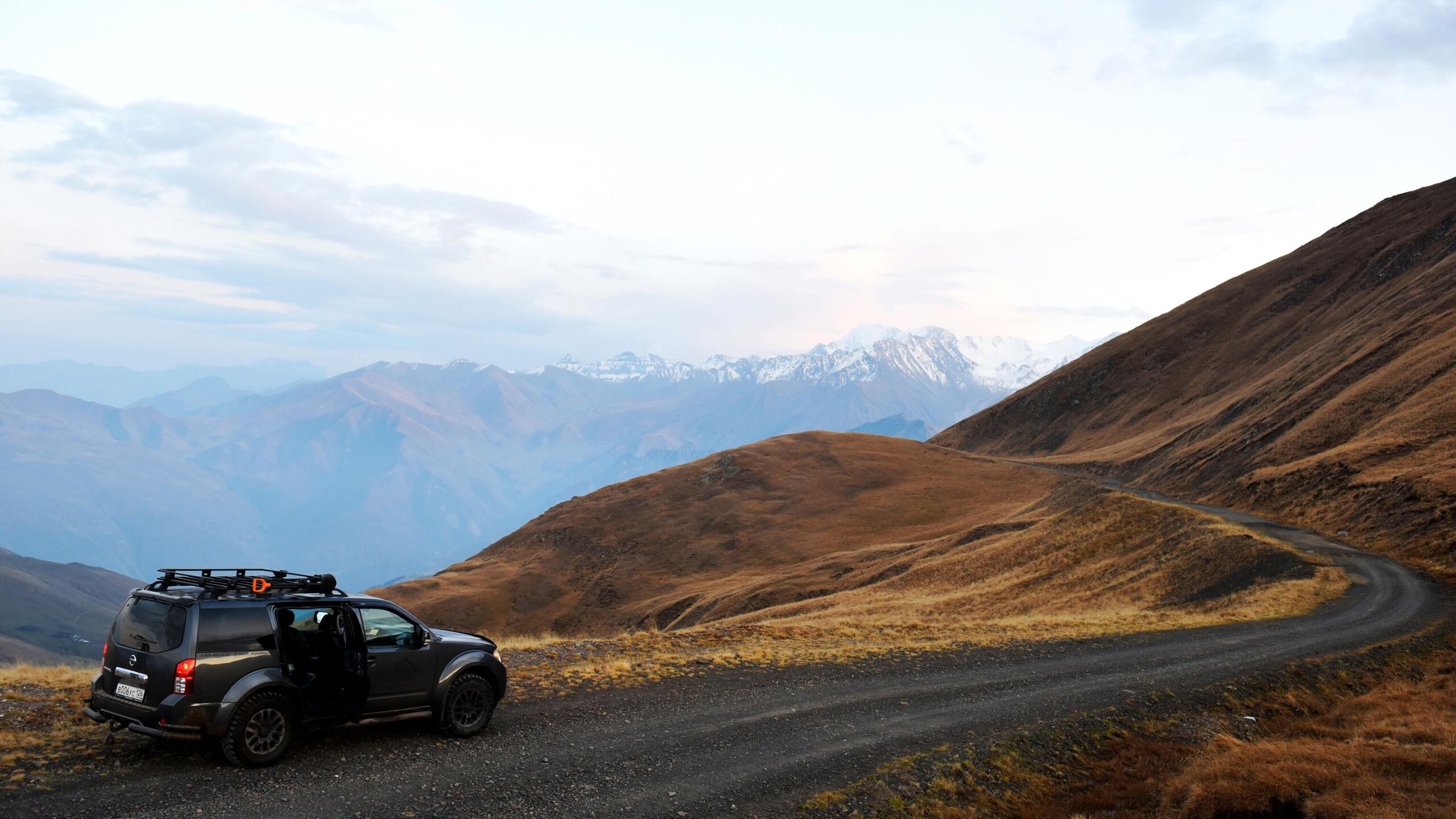 Власти Кабардино Балкарии ожидают что республику в новогодние праздники посетят около 100 тысяч туристов что соответствует прошлогодним показателям сейчас уже забронировано более 60 гостиниц и отелей сообщила администрация главы региона Туристический поток в Кабардино Балкарскую республику на новогодние праздники по прогнозам составит около 100 тысяч человек что сопоставимо с прошлогодними показателями На данный момент более 60 отелей региона уже забронированы на этот период говорится в сообщении Местные власти прогнозируют что загрузка номерного фонда на новогодние праздники достигнет 90 Среди популярных направлений выделяется Приэльбрусье с новыми трассами и канатными дорогами Также привлекают внимание экстрим парк Флай Чегем с новыми активностями такими как горка для обучения катанию на лыжах и сноубордах и экопарк Долина Нарзанов с прогулками по экотропам отметили в администрации