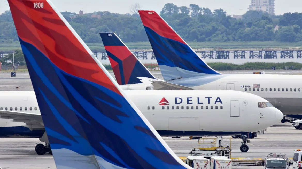 Американская авиакомпания Delta Airlines подала заявку на регистрацию товарного знака в РФ. Об этом сообщает РИА Новости, ознакомившись с базой Роспатента. Согласно данным заявки, документы были поданы в ведомство 13 мая 2025 года. В качестве заявителя указана американская корпорация "Дельта Эйр Лайнс". Как говорится в заявке, компания планирует заниматься в России "авиаперевозкой пассажиров, имущества и почты; организацией путешествий; предоставлять услуги по перевозке грузов, аренде и лизингу летательных аппаратов и двигателей и частей". Напомним, российские власти в апреле предложили властям США возобновить авиасообщение. Но ответа от Вашингтона не было. К слову, из американских авиакомпаний, которые после распада СССР летали в Россию а их было четыре , Delta Airlines продолжала полеты дольше всех. Она покинула наш рынок в 2017 году.