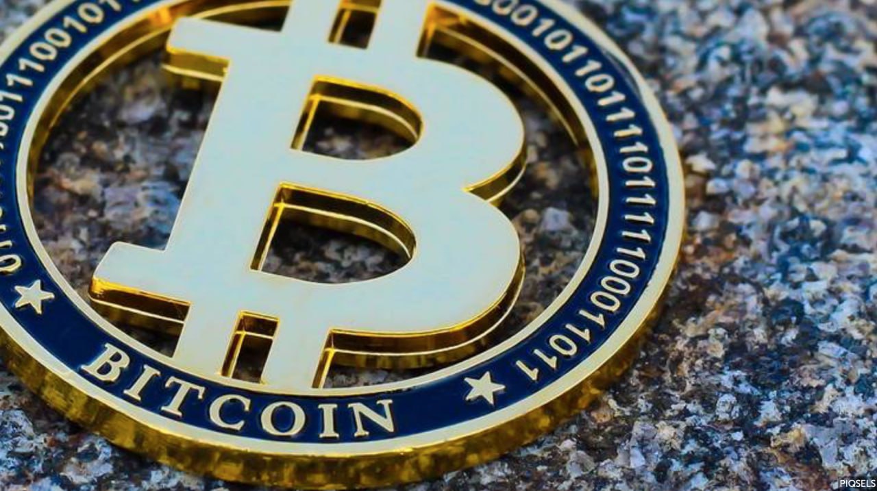 3 Американцы активно меняют золото на биткоины США продолжают оставаться в авангарде технологических инноваций. Подтверждением этой мысли является их лидерство в легализации биткоинов, главной криптовалюты. Как сообщает TheStreet, золотом в той или иной форме владеют 36,7 млн американцев, тогда как главной криптовалютой – почти 50 млн, т.е. на 3 6 % больше. Биткоины имеются у каждого седьмого американца 14,3% . По этому показателю в процентном отношении США опережают все другие государства планеты. Правительство США — крупнейший держатель биткоинов, которому принадлежат 198 тысяч криптомонет, цена которых сегодня поднималась почти до 108 тыс. долларов за монету. Это 65% всех государственных резервов биткойнов — вдвое больше, чем его доля в мировых золотых запасах 30% . Лидирует в мире по владению главной криптовалютой и американский бизнес. Биткоины имеются на балансах 32 американских публичных компаний с суммарной капитализацией в 1,26 трлн долларов. По этому показателю доля Америки еще выше – 95% публичных компаний, имеющих биткоины, находятся в США. Монокль: главное о русском бизнесе и не только Подписаться