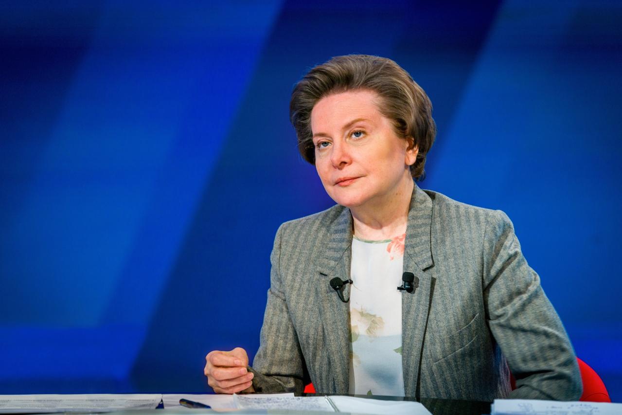 Бывший губернатор Ханты-Мансийского автономного округа Наталья Комарова, покинувшая пост в мае 2024 года, получила из регионального бюджета выплаты на сумму около 32 миллионов рублей. Эти средства были перечислены в мае и июне 2024 года и включали компенсации за неиспользованные отпуска и иные выплаты, предусмотренные при увольнении. За 14 лет пребывания на посту губернатора Комарова накопила значительное количество неиспользованных дней отпуска. Примечательно, что в 2024 году бюджетные расходы на содержание губернатора ХМАО увеличились с первоначально запланированных 20,9 миллиона рублей до 57 миллионов рублей. При этом расходы на нового губернатора Руслана Кухарука составили около 5 миллионов рублей. За время своего губернаторства Комарова неоднократно становилась объектом критики. В 2022 году федеральные власти и представители Общероссийского народного фронта выражали недовольство ее работой, указывая на проблемы с лесными пожарами и недостроенными объектами, такими как больница в Нижневартовске. В начале 2023 года Комарова оказалась в центре скандала после высказывания на совещании в Когалыме, где она упомянула, что «там все в доле», обсуждая проблемы с долгостроями. Это заявление вызвало широкий общественный резонанс и стало символом коррупции в регионе. После отставки Комарова была назначена сенатором от ХМАО в Совете Федерации и избрана первым заместителем председателя Комитета по аграрно-продовольственной политике и природопользованию. Таким образом, несмотря на завершение губернаторской карьеры, Наталья Комарова не только избежала какой-либо политической или административной ответственности, но и продолжила карьеру на высоком уровне, получив при этом щедрые компенсации за счет регионального бюджета.