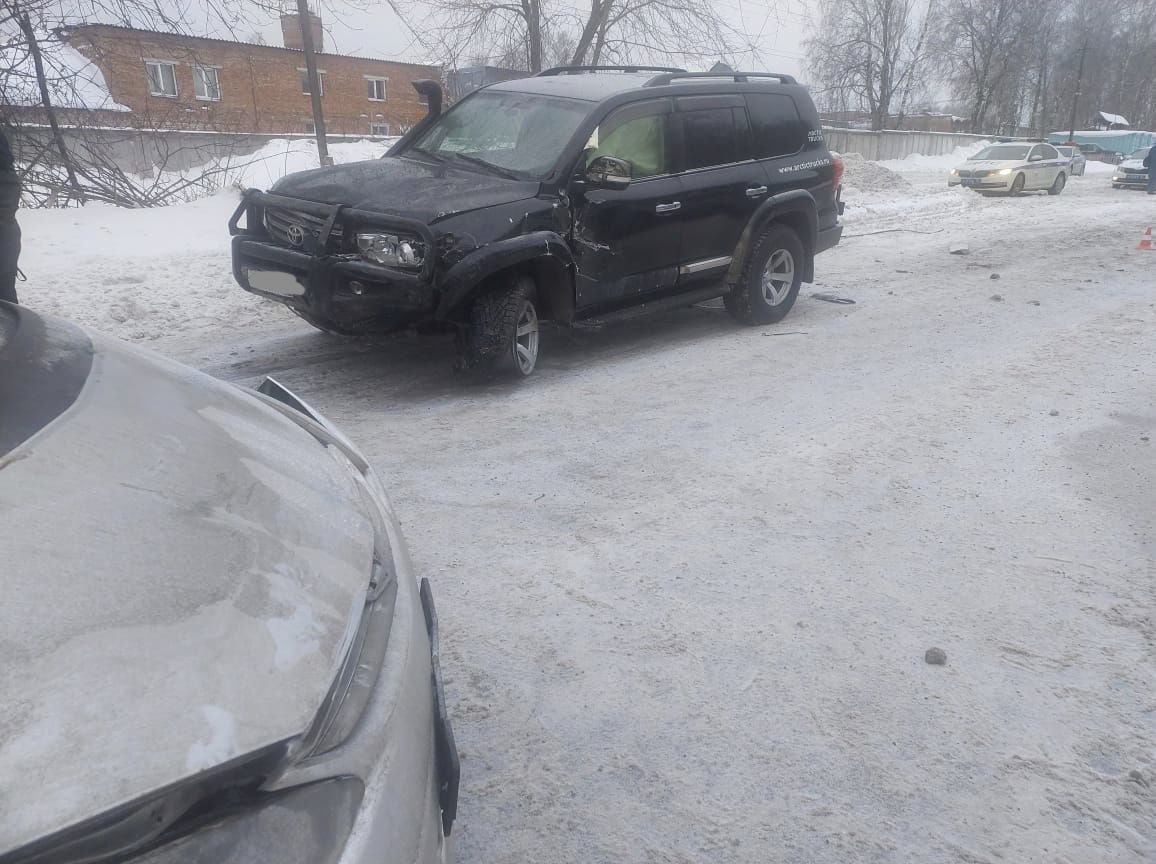 Пять человек пострадали в результате ДТП в Октябрьском районе  Как сообщили в ГИБДД Новосибирска, 05.01.2025 в  10:45 водитель-мужчина, управляя автомобилем Тойота Истима,  двигался по улице Гусонобродский тракт со стороны Сады Медик в сторону улицы Зеленодолинская. В пути следования, не справившись с управлением, допустил выезд на полосу встречного движения, где совершил столкновение с автомобилем ТЛК Прадо, который двигался во встречном направлении.  В результате  ДТП пострадали: водитель автомобиля Тойота Истима,  четверо пассажиров автомобиля Тойота Истима. Все пострадавшие доставлены в лечебное учреждение, характер травм уточняется.  На месте ДТП работал наряд ДПС, устанавливаются все обстоятельства происшествия.