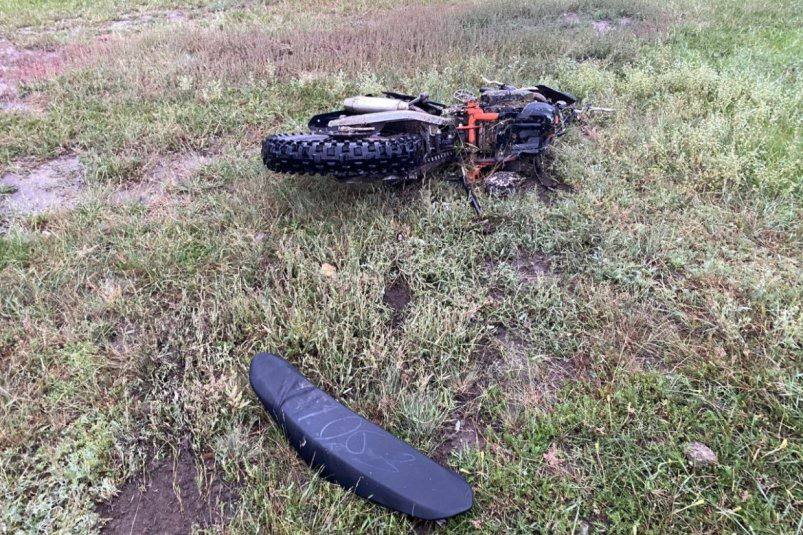 В Якутске задержали водителя, виновного в гибели подростков Якутский городской суд заключил под стражу на два месяца водителя Toyota Allion, который 9 августа в селе Хатассы, находясь в состоянии алкогольного опьянения, выехал на встречную полосу и столкнулся с мотоциклом Regulmoto. В результате аварии погибли 15-летний водитель и 16-летний пассажир мотоцикла. Установлено, что задержанный имеет 12-летний стаж вождения и неоднократно привлекался к ответственности за превышение скорости. В день ДТП он отказался от медицинского освидетельствования и не получил травм. Фото: Госавтоинспекция РС Я YakutiaMedia Новости Якутии
