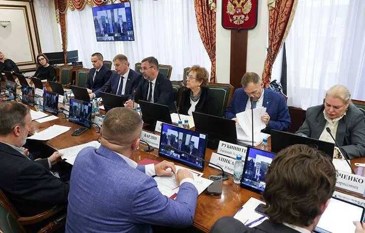 15 апреля в Совете Федерации состоялся круглый стол на тему Ответственность за воспрепятствование адвокатской деятельности Защита прав адвоката в цифровой среде Модераторами мероприятия выступили первый заместитель председателя Комитета СФ по конституционному законодательству и государственному строительству Николай Владимиров и член Комитета Олег Земцов Президент Федеральной палаты адвокатов РФ Светлана Володина в своем выступлении обратила внимание на тревожную тенденцию в современной адвокатуре страх адвокатов перед активной защитой из за риска уголовного преследования Подробнее читайте на сайте
