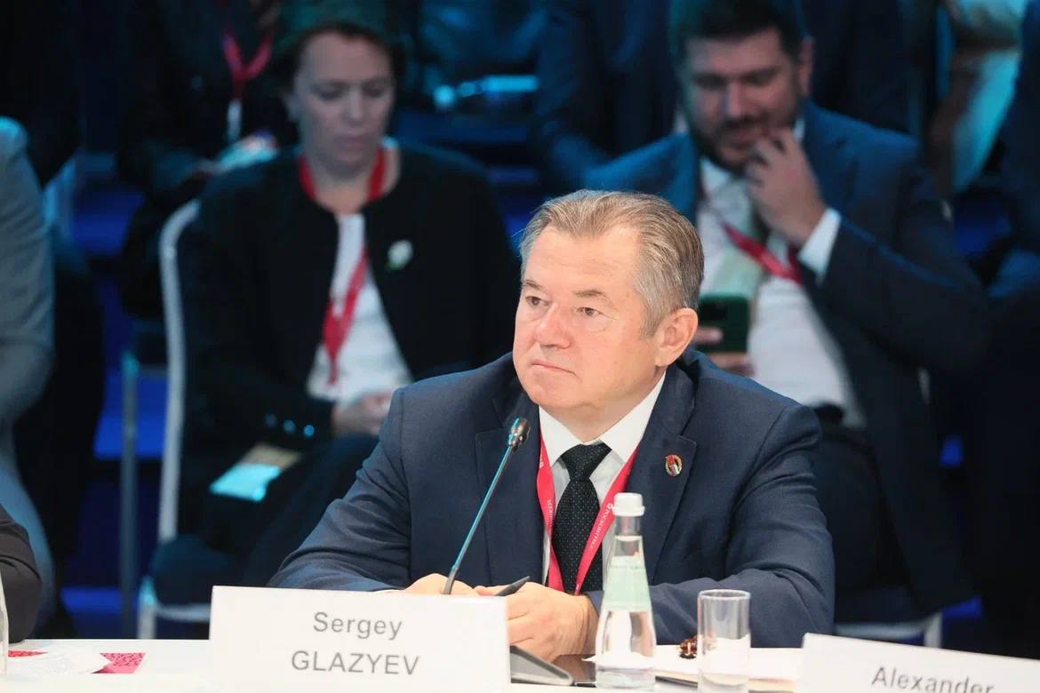 Производство пожарной спецтехники развернется на Вологодчине совместно с Республикой Беларусь О реализации нового инвестпроекта в регионе заявил Губернатор Георгий Филимонов на круглом столе в рамках Петербургского международного экономического форума. Темой обсуждения стало развитие взаимоотношений России и Беларуси в сферах энергетики, промышленности и инвестиций. Уже много лет Беларусь является стратегическим партнером Вологодчины, однако, потенциал взаимоотношений был недораскрыт. В прошлом году по поручению Георгия Юрьевича соглашения с Республикой были пересмотрены, началась интенсивная работа. Сегодня Губернатор анонсировал переход на следующий уровень кооперации - от торговли к созданию совместных производств. Прорабатывается запуск на территории региона производства пожарной спецтехники по белорусским технологиям. В прошлом году наши огнеборцы уже получили 17 современных пожарных автоцистерн белорусского производства, локализация станет важным шагом для дальнейшего сотрудничества. Тем более, что условия для инвестирования в нашем регионе более чем привлекательные. Кроме того, в этом году в Беларуси пройдут Дни Вологодской области. Это возможность детально обсудить все инициативы, представить площадки и условия для инвестирования на территории нашего региона. Очевидно, что связи с Беларусью в различных направлениях будут крепнуть. Свой вклад вносят муниципалитеты - ряд межмуниципальных соглашений заключены с белорусскими коллегами у Вологды, Череповца, Бабаевского и Вологодского округов. Развиваются культурно-гуманитарные и социальные связи. Создание новых точек роста позволит удержать высокую планку экономического партнерства. По итогам прошлого года Беларусь заняла первое место во внешнеторговом обороте Вологодчины. И это очевидное достижение команды Губернатора.