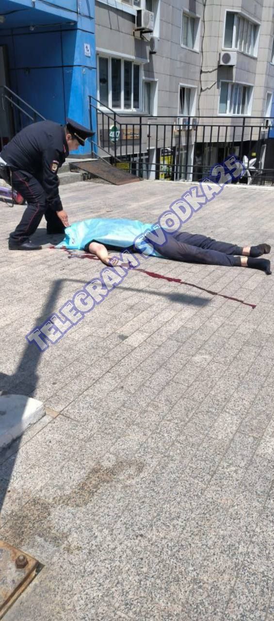 Во Владивостоке на Жигура человек прыгнул из окна и разбился насмерть Нам пишут, что только что на Жигура радужный дом мужчина прыгнул из окна и погиб. Его тело, накрытое тканью, лежит под окнами жилого дома. Сотрудники полиции выясняют обстоятельства произошедшего.