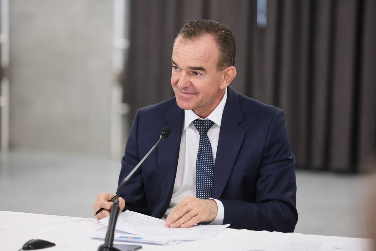 Губернатор Вениамин Кондратьев сохранил посты некоторым министрам Вениамин Кондратьев назначил 9 руководителей органов исполнительной власти Краснодарского края Свои должности сохранили министр образования и науки Елена Воробьева министр здравоохранения Евгений Филиппов министр промышленной политики Дмитрий Хмелько министр транспорта и дорожного хозяйства Алексей Переверзев руководитель департамента имущественных отношений Александр Шеин руководитель департамента ветеринарии Роман Кривонос руководитель департамента информатизации и связи Станислав Завальный Врио начальника управления госохраны объектов культурного наследия назначен Алексей Соловьев который ранее занимал должность начальника отдела государственного надзора и административной практики управления Руководителем департамента по обеспечению деятельности мировых судей назначен Сергей Джаватханов Сегодня в кулуарах краевой власти обсуждаются обыски у министра транспорта и его замов Замы еще к тому же и задержаны Но на Красной 35 эту информацию официально не комментируют   свои фото видео и истории присылайте нашему боту prostokrd bot Подпишись на наш канал в Telegram MAX