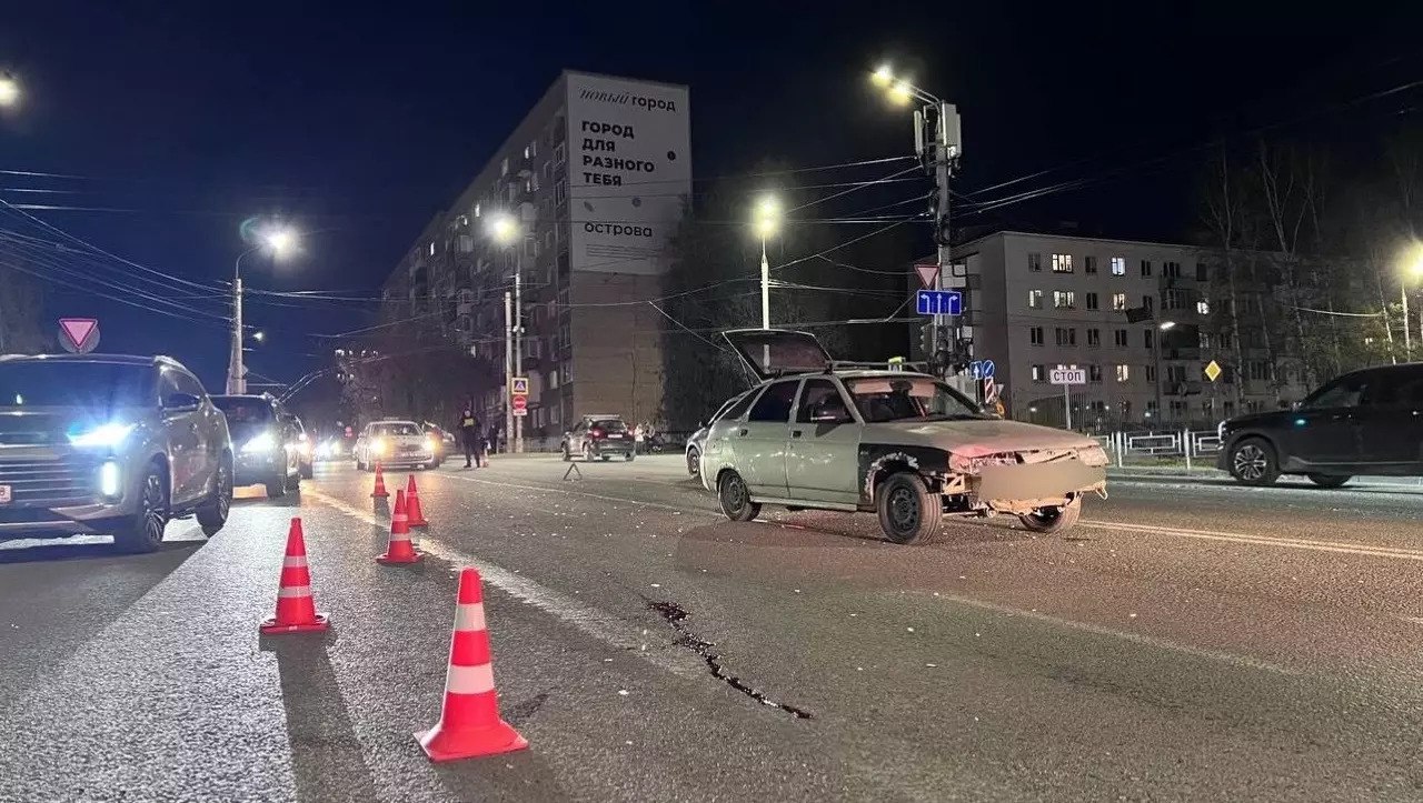 Дело водителя, сбившего насмерть ребенка на самокате, передали в суд.  По данным следствия, вечером 15 октября 2024 года подозреваемый не притормозил и проехал на красный свет светофора на перекрестке улиц 50 лет ВЛКСМ, Металлургов и Тарасова, значительно превысив скорость. Это привело к трагическому наезду на ребенка 2015 года рождения, который ехал на самокате по пешеходному переходу. Последствия стали фатальными, ребенок скончался на месте происшествия.  Прокурор Октябрьского района Ижевска утвердил обвинительное заключение по ч. 3 ст. 264 УК РФ «Нарушение правил дорожного движения, повлекшее смерть человека по неосторожности». Обвиняемый признал свою вину полностью, дело передано в суд.   Кроме того, в ходе расследования было установлено, что подсудимый уже 28 раз был наказан за нарушения ПДД в 2024 году, включая случаи превышения скорости и проезда на красный свет светофора, сообщила пресс-служба прокуратуры Удмуртии.  Фото: Госавтоинспекция Удмуртии     -info