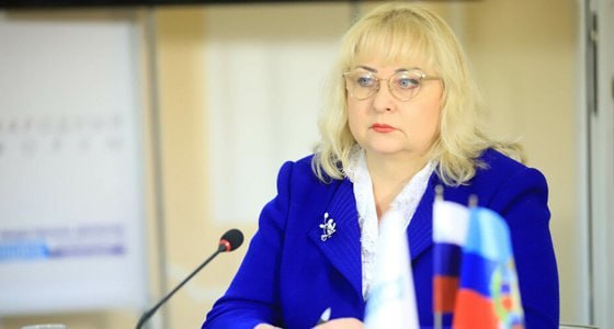 Только половина инвалидов и детей-инвалидов, проживающих на территории Республики, прошли переосвидетельствование в МСЭ   Об этом сообщила заместитель председателя Правительства ЛНР Светлана Малахова, курирующая социальный блок  Вице-премьер напомнила, что 31 декабря 2025 года истекает срок действия документов об установлении инвалидности, выданных гражданам на территории ДНР, ЛНР, Запорожской области, Херсонской области или Украины до 1 марта 2023 года.   Таким образом, всем инвалидам, проживающим в Республике, необходимо до конца года пройти переосвидетельствование в бюро медико-социальной экспертизы в соответствии с законодательством Российской Федерации и получить новую справку.    "Всего в ЛНР проживают более 56 тысяч инвалидов, порядка 5,5% от этого количества - дети. По состоянию на сегодняшний день переосвидетельствование прошли более 50% взрослого населения и более 45% детского. До конца года остается не так много времени. Процедура переосвидетельствования позволит избежать прекращения выплат пособий по инвалидности с 1 января 2026 года", - пояснила Светлана Малахова.  Она также напомнила, что в новых регионах решением Правительства РФ упрощено переоформление инвалидности.   "При переосвидетельствовании в случае выявления любой степени выраженности стойких ограничений жизнедеятельности любой категории будет указываться аналогичная группа инвалидности, установленная в соответствии с законодательством ЛНР, ДНР, Запорожской и Херсонской областей и Украины. Необходимость прохождения повторной экспертизы указываться не будет", - рассказала вице-премьер.