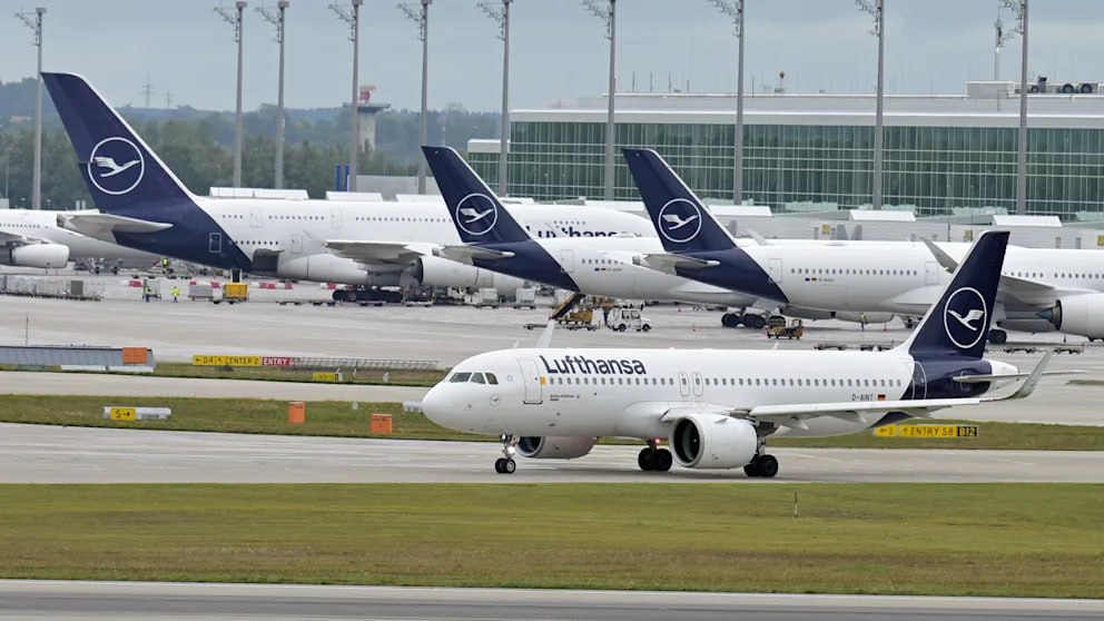 Члены Бундестага разрешили себе снова летать бизнес классом несмотря на призывы к мерам жёсткой экономии Правящие партии Союз и СДПГ готовят граждан к тяжёлым временам и болезненным мерам экономии но к себе относятся куда щедрее Депутаты тайно одобрили для себя новые правила роскошных перелётов ещё с осени 630 членов Бундестага снова могут значительно чаще летать бизнес классом Ограничение было правилом времён светофорной коалиции в апреле 2024 года президиум Бундестага Совет старейшин и управляющие делами фракций постановили что депутаты на рейсах короче четырёх часов должны довольствоваться билетами эконом класса Всего через полтора года народным избранникам эконом класс стал слишком неудобен Новое правило гласит начиная с двух часов полёта депутаты снова могут сидеть на дорогих местах Правда от публикации этого решения Совет старейшин предпочёл отказаться Теперь многие служебные поездки по Европе снова станут роскошными перелётами а значит дорогими для налогоплательщиков Бундестаг и так уже подвергается критике за высокие расходы Например билет Lufthansa на следующей неделе из Берлина в Рим время полёта от 2 часов 10 минут стоит в эконом классе 177 евро в бизнес классе 495 евро Представитель Бундестага рассказал BILD что Совет старейшин взвесил экономию от билетов и ограничение работоспособности поскольку на более длительных перелётах часто изучаются конфиденциальные документы То есть проще говоря депутаты опасаются что сосед по креслу в эконом классе может любопытничать и заглядывать в их бумаги BILD Russian