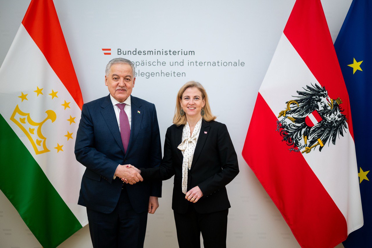 Встреча с Федеральным министром европейских и международных дел Австрии 5 декабря 2025 года в Вене в рамках заседания Совета министров иностранных дел Организации по безопасности и сотрудничеству в Европе ОБСЕ состоялась встреча Министра иностранных дел Республики Таджикистан Сироджиддина Мухриддина с Федеральным министром европейских и международных дел Австрийской Республики г жой Беате Майнль Райзингер Стороны обменялись мнениями о текущем состоянии и перспективах развития сотрудничества между Таджикистаном и Австрией в политической экономической и культурно гуманитарной сферах а также о взаимоотношениях двух стран в рамках международных и региональных организаций В ходе встречи главы внешнеполитических ведомств выразили заинтересованность в расширении сотрудничества в области водных ресурсов климата и сохранения ледников Особое внимание собеседники уделили вопросам безопасности включая борьбу с терроризмом и экстремизмом Муфассал Подробнее Read more mfa tj