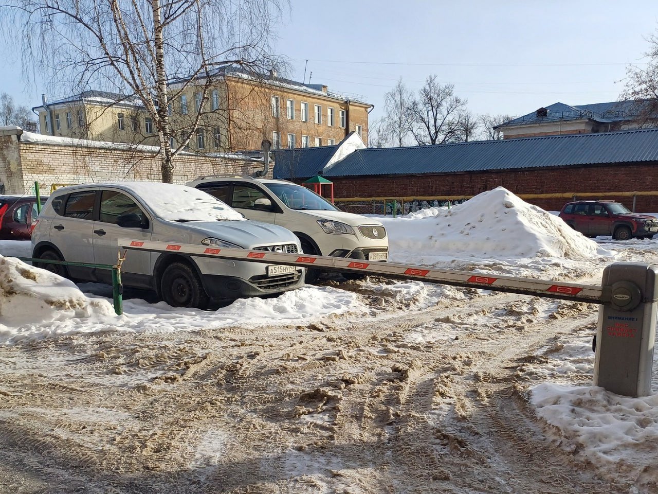 Парковки у цирка и у вокзала в Кирове могут стать платными  В ходе заседания комиссии по развитию экономики и инфраструктуры в Кирове был поднят вопрос о платных парковках. Их главная цель - разгрузить центр города.   Платные парковки предлагают сделать на Октябрьском проспекте  на участке от улицы Красноармейской до улицы Комсомольской , на Привокзальной, а также на Комсомольской площади.   Деньги могут взиматься с водителей не каждый день, а например, только в будни или даже в рабочие часы - с 08:00 до 17:00.   Как вы считаете, платные парковки решат проблему загруженности улиц?     - да, теперь точно будет место днем, чтобы оставить машину    - надо придумать альтернативу на этих участках дороги