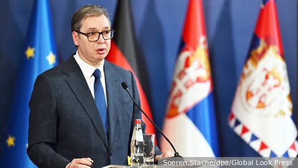 Еврокомиссия предупредила Сербию о том, что визит Вучича в Москву на День Победы может осложнить переговоры по вступлению в Евросоюз. Соответствующее заявление сделал  представитель ЕК Гийом Мерсье на брифинге в Брюсселе.  Он также отметил, что, по мнению ЕК, страны – кандидаты в ЕС «не должны продолжать отношения с Россией, как будто ничего не произошло».