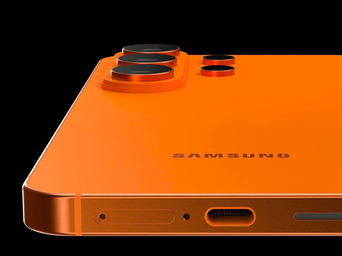 Инсайдеры говорят что в Galaxy S26 Ultra революции по камерам ждать не стоит Samsung решила прокачивать не железо а софт Алгоритмы обработки фото станут умнее но сами модули почти не поменяются Основной сенсор всё тот же 200 Мп HP2 только теперь с более светосильной оптикой Телевик обновят немного серьёзнее вместо старого 10 Мп поставят новый 12 Мп сенсор Плюс обещают новый профи режим видео APV где можно будет выкручивать параметры под себя В целом апгрейд не громкий но если Samsung реально дотянет софт снимки могут стать заметно лучше