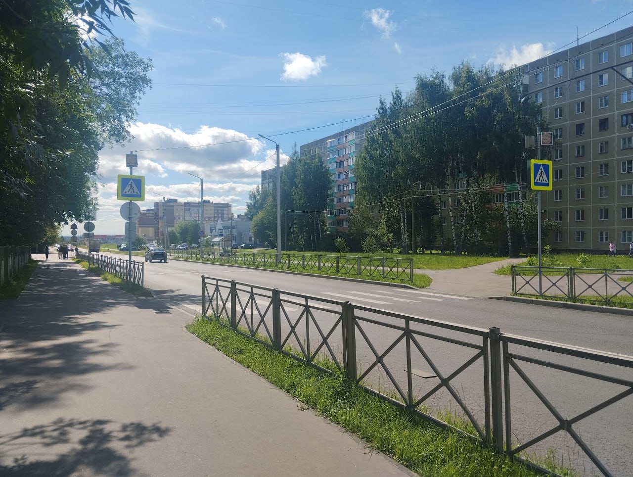 В преддверии нового учебного года сотрудники ГИБДД совместно с представителями администрации города проверили состояние улично дорожной сети возле образовательных учреждений У лицеев 17 и гимназии 25 начался монтаж новых светофорных объектов с встроенными желтыми светодиодами и проекционной зеброй Аналогичное оборудование до 1 сентября появится у школ 27 30 и 33