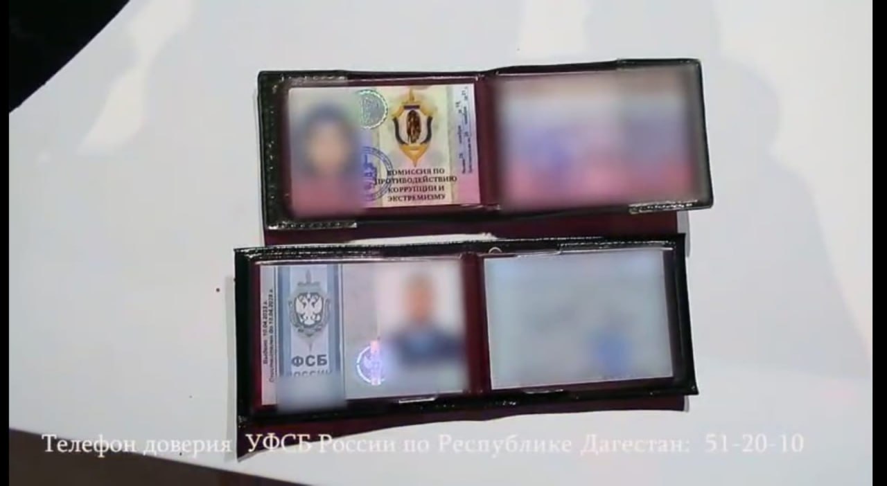 УФСБ по Дагестану вместе с республиканским МВД проводят активную работу чтобы остановить использование поддельных удостоверений сотрудников правоохранительных органов В последнее время в Дагестане стало известно что в интернете активно продают фальшивые документы Эти подделки используют люди которые выдают себя за сотрудников органов безопасности или других правоохранительных структур чтобы заниматься незаконными делами ФСБ Дагестана предупреждает изготовление и использование таких подделок это уголовное преступление По статье 327 УК РФ за это можно получить до двух лет лишения свободы Если кто то предъявляет удостоверение ФСБ МВД или любого другого правоохранительного органа и у вас возникли сомнения обязательно проверьте эту информацию по официальным каналам Телефон доверия УФСБ Дагестана 51 20 10 Телефон доверия МВД Дагестана 98 48 48