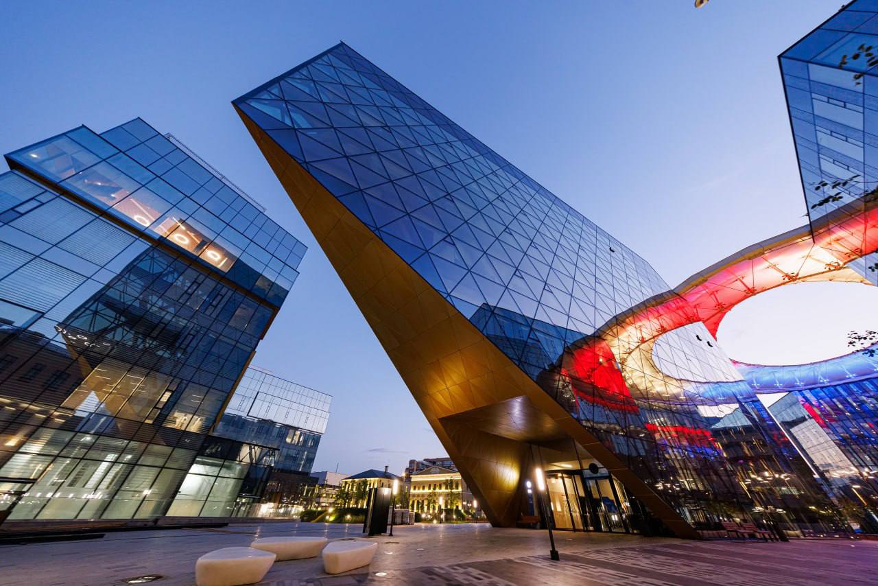 В МГТУ им Н Э Баумана сохранят поступление по трем ЕГЭ в 2026 году В 2026 году правила приема касающиеся количества вступительных испытаний не изменятся На всех направлениях подготовки и специальностях конкурс будет проводиться по трем результатам Единого государственного экзамена как это было ранее Такое решение было принято после обсуждений новых инициатив по начислению дополнительных баллов абитуриентам сдавшим 4 ЕГЭ При этом следует отметить что ЕГЭ по физике будет обязательным при поступлении на большинство направлений подготовки и специальностей согласно новому приказу Минобрнауки 904 от 26 ноября 2025 года Подробнее на сайте