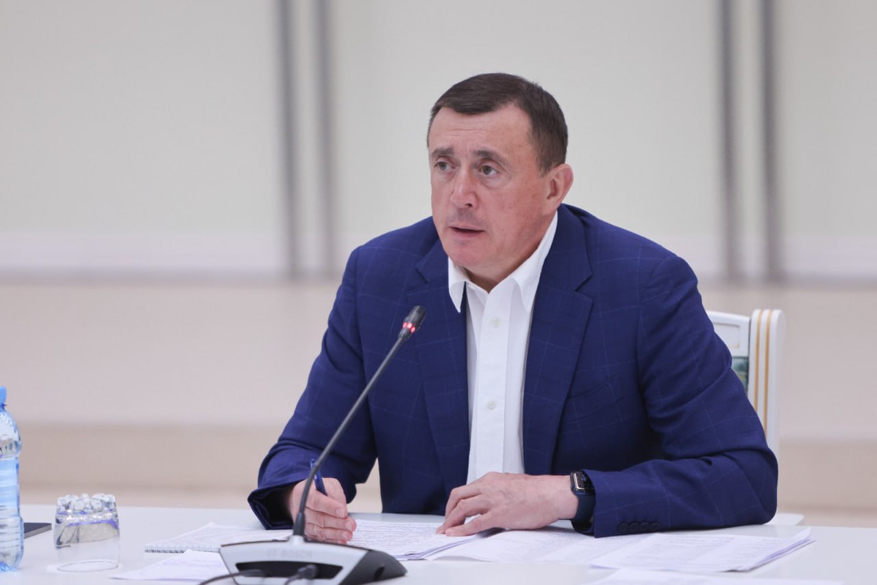 Губернатор Сахалина Валерий Лимаренко потребовал скорректировать график отпусков отстающим главам муниципалитетов в разгар сезона дорожного ремонта. Соответствующее поручение прозвучало на заседании регионального правительства. - Из-за такой организации работ люди вынуждены все лето ждать окончания ремонта. Потом вы уходите в зиму, к следующему сезону покрытие разрушается, а вы все делаете заново. Плохо и то, что мэр в отпуске, когда у него в районе проблема. Углегорский район вовремя не убрал свалки, не выполняет план по газификации и не закончил ямочный ремонт, а глава отдыхает. Я не согласен с этим. Даю поручение не согласовывать отпуска отстающим главам в самый разгар работ. Или выполняют план, или сидят в районе и никуда не выезжают, пока не справятся с задачей, - сказал Валерий Лимаренко.