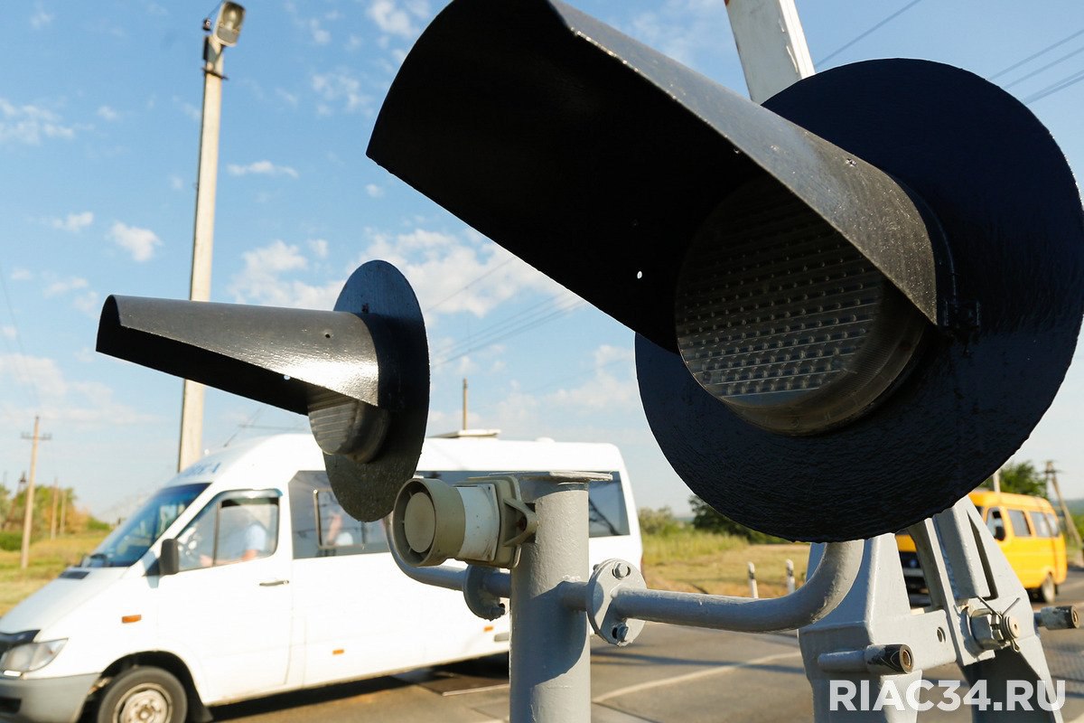 С 23 00 10 декабря до 06 00 11 декабря будет закрыт для автотранспорта ж д переезд на ул Шурухина в Тракторозаводском районе Волгограда на 29 км перегона Орловка Мечётка На объекте будет проводиться ремонт Объезд переезда по ул Шкирятова Костюченко Шурухина Пятой Кропоткина Николая Отрады Героев Тулы Латошинской и Третьей продольной магистрали Подписывайтесь на тот самый легендарный РИАЦ