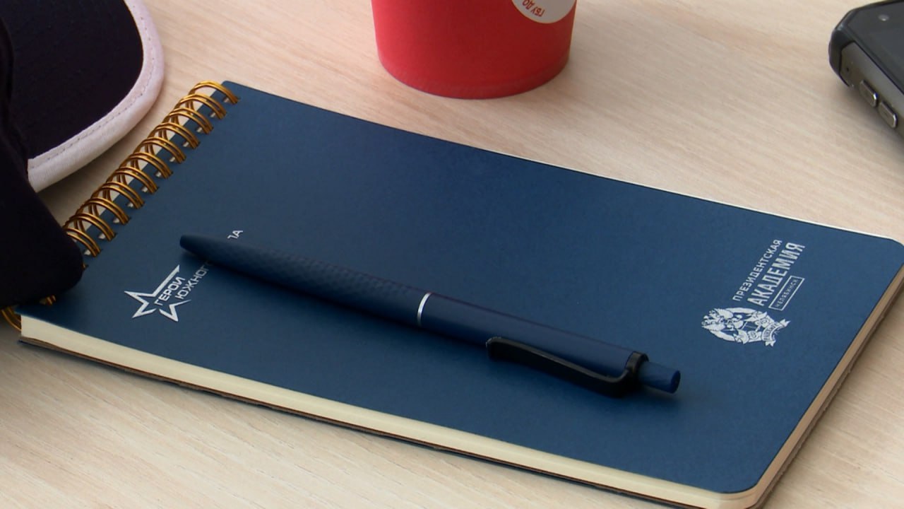 Участники программы Герои Южного Урала завершают второй этап стажировки После образовательного модуля по изучению экономики и финансов 60 ветеранов вместе с наставниками применили свои знания на практике В их задачи входили реализация собственного проекта или выработка конкретного управленческого решения Программа также включала знакомство с работой местных властей и организацию мероприятий Кроме того участники посетили промышленные предприятия региона Мне приходилось работать на муниципальном уровне с муниципальным бюджетом это отдельная история это очень интересно Если отнестись к этому с душой с головой ребята принесут я считаю гораздо больше пользы чем они где нибудь искали бы себя в других местах считает член общественного совета программы Герои Южного Урала Денис Моисеев Третий модуль обучения стартует в январе 2026 года Он будет построен на изучении системы регионального и муниципального управления Фото ГТРК Южный Урал Подписывайтесь на Вести Южный Урал в MAХ