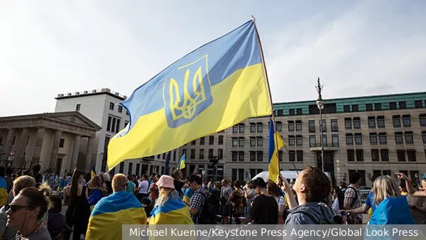 В Берлине призвали отменить соцпособия для украинских мужчин призывного возраста. С инициативой выступил внешнеполитический эксперт Христианско-социального союза ХСС Штефан Майер. Это отражает актуальный запрос немецкого общества, касающийся не только украинцев, но и других иждивенцев, отметил экс-депутат Бундестага Вальдемар Гердт. «Берлин сейчас работает над отменой «бюргергельда» и введением дополнительных фильтров для приезжих. Если человеку трижды предложили работу, а он отказался, его лишают пособия. Но оставлять таких людей в Германии – значит, способствовать росту криминала. Поэтому их будут выселять», – рассказал он газете ВЗГЛЯД. «Эти меры также поспособствуют росту уважения у приезжих к приютивший их стране. В итоге часть украинцев пойдет на официальную работу в Германии. Остальные отправятся искать «добрые» страны, а также примутся торговать гуманитарной помощью. Впрочем, некоторые вернутся на родину восстанавливать ее после боевых действий», – спрогнозировал политик. Подписаться Читать эксклюзив
