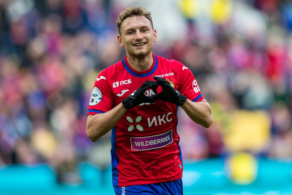 Турецкий клуб начал переговоры по трансферу Федора Чалова Турецкий футбольный клуб Кайсериспор проявляет интерес к российскому нападающему Федору Чалову По данным журналиста Эртана Сюзгуна турецкая команда начала переговоры о возможном переходе форварда из греческого ПАОКа Чалов выступает за греческий клуб с лета 2024 года В текущем сезоне он провел 22 официальных матча в которых отметился тремя забитыми голами и одной голевой передачей Его действующий контракт с ПАОКом рассчитан до июня 2027 года Читать полностью