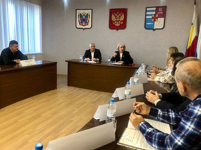 В Таганроге ввели режим Повышенной готовности из за аварийной котельной на Ленина Глава Таганрога Светлана Камбулова проинформировала о начале отопительного сезона в городе Она отметила что несмотря на беспокойство жителей тепло уже подано во многие дома и социальные объекты а пуско наладочные работы продолжаются Особое внимание было уделено проблемной котельной на улице Ленина 220 Вместе с председателем Городской Думы Романом Корякиным была проведена встреча с представителями домов которые она обслуживает Комиссия установила что оборудование котельной имеет износ более 80 и требует капитального ремонта двух водогрейных котлов насосного оборудования и аварийных участков теплосетей Камбулова подчеркнула что котельная арендуется МУП Городское хозяйство но капитальный ремонт по закону обязан выполнять собственник который игнорирует решение суда обязывающее его провести ремонтные работы В связи с этим был введен локальный режим Повышенная готовность МУП Городское хозяйство собственными силами начало аварийно восстановительные работы На время ремонта теплоснабжение будет обеспечивать один котёл Также в планах капитальный ремонт шести аварийных участков теплосети общей протяжённостью 4 км Глава города пообещала продолжать информировать жителей о ходе работ Подпишись на 1Rnd Написать в редакцию