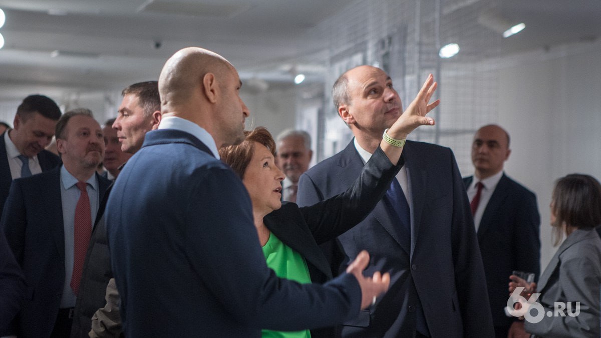 Как важен для страны Ельцин Центр объяснили Денис Паслер Артем Жога и Алексей Орлов Чиновники и представители элиты собрались на юбилей центра сегодня ему исполнилось 10 лет Экскурсию им провела дочь первого президента России Татьяна Юмашева После полпред президента Артем Жога зачитал поздравление от Владимира Путина где тот говорит что центр не просто дань памяти Ельцину а пример бережного и объективного отношения к истории Выступавший следом губернатор Денис Паслер также процитировал президента а от себя добавил что ЕЦ остается местом патриотического гражданского и духовно нравственного воспитания молодежи и региональная власть готова с ним сотрудничать   Новости из Екатеринбурга