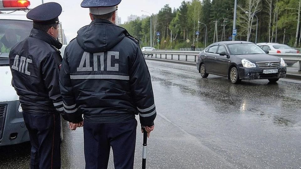 Жительница Крыма получила срок за порчу автомобиля ДПС Жительницу Красногвардейского района приговорили к одному году лишения свободы за то, что она повредила машину сотрудников ДПС. Об этом сообщили в пресс-службе прокуратуры Крыма. Сам инцидент произошел полгода назад - в начале февраля. Возле села Тимошенко Красногвардейского района сотрудники ДПС остановили подвыпившую пару. За рулем ехал мужчина в состоянии алкогольного опьянения. Пока на виновного составляли протокол в служебном автомобиле, крымчанка возмутилась, а затем взяла нож и проколола все колеса служебной машины. По информации прокуратуры, сумма ущерба составила 24 тысячи рублей. «Защитницу» сразу же задержали силовики. «При рассмотрении уголовного дела подсудимая с предъявленным ей обвинением согласилась», - отмет... Подробнее>>>