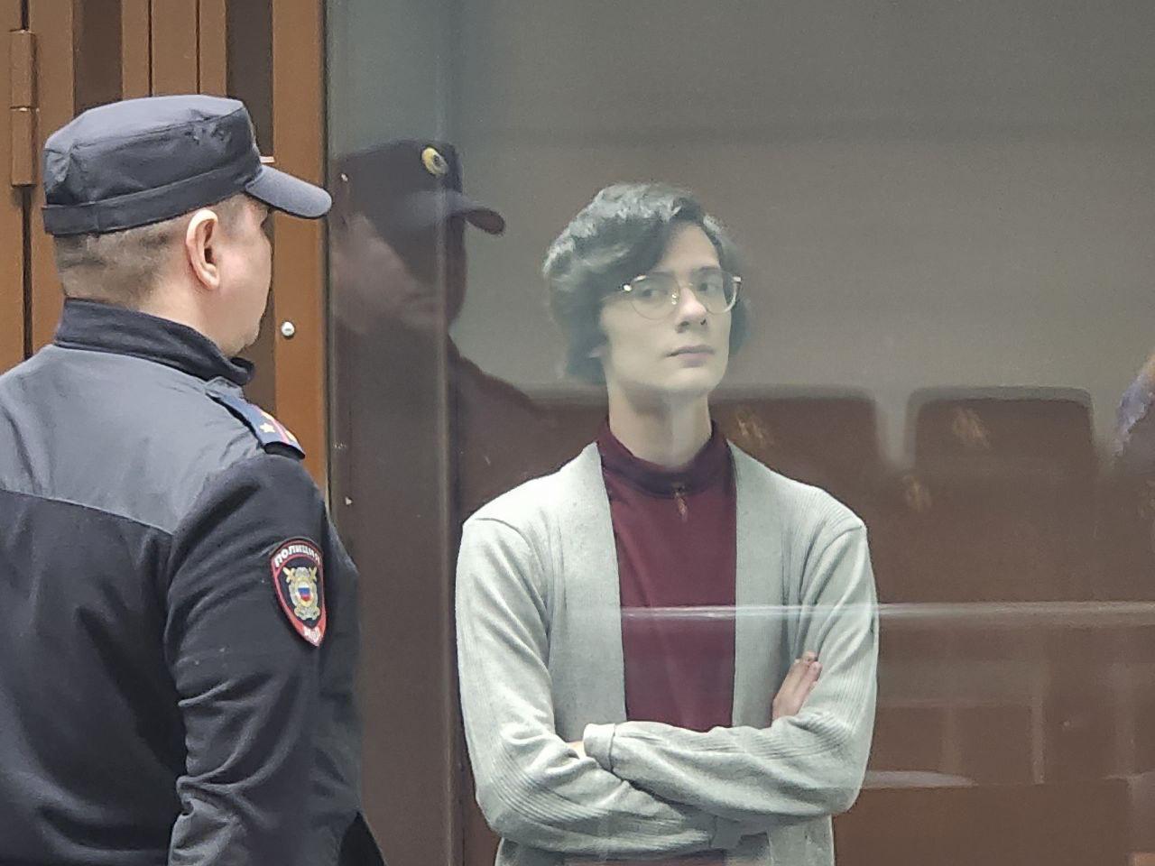 ЛГБТ блогера зарезавшего политактивиста Виталия Иоффе приговорили 10 годам колонии строгого режима В сентябре прошлого года Александр Синько нанес погибшему не менее 131 удара ножом потому что тот пытался его изнасиловать Убийца сам пришел в полицию и сознался в содеянном В суде Синько также признал вину и раскаялся ЛГБТ признано экстремистским сообществом Подписаться на НТВ Петербург Буст канала