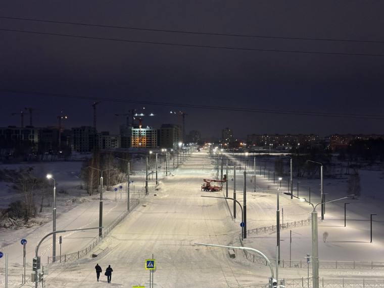 На Левом берегу построили новую дорогу  Она имеет длину в 945 метров и продолжает улицу Дергачёва от Волгоградской до Верхнеднепровской, сообщила пресс-служба мэрии.  Помимо четырёхполосной проезжей части здесь построили ливнёвку, контактную сеть и разворотную площадку для троллейбусов, а также установили четыре светофора.