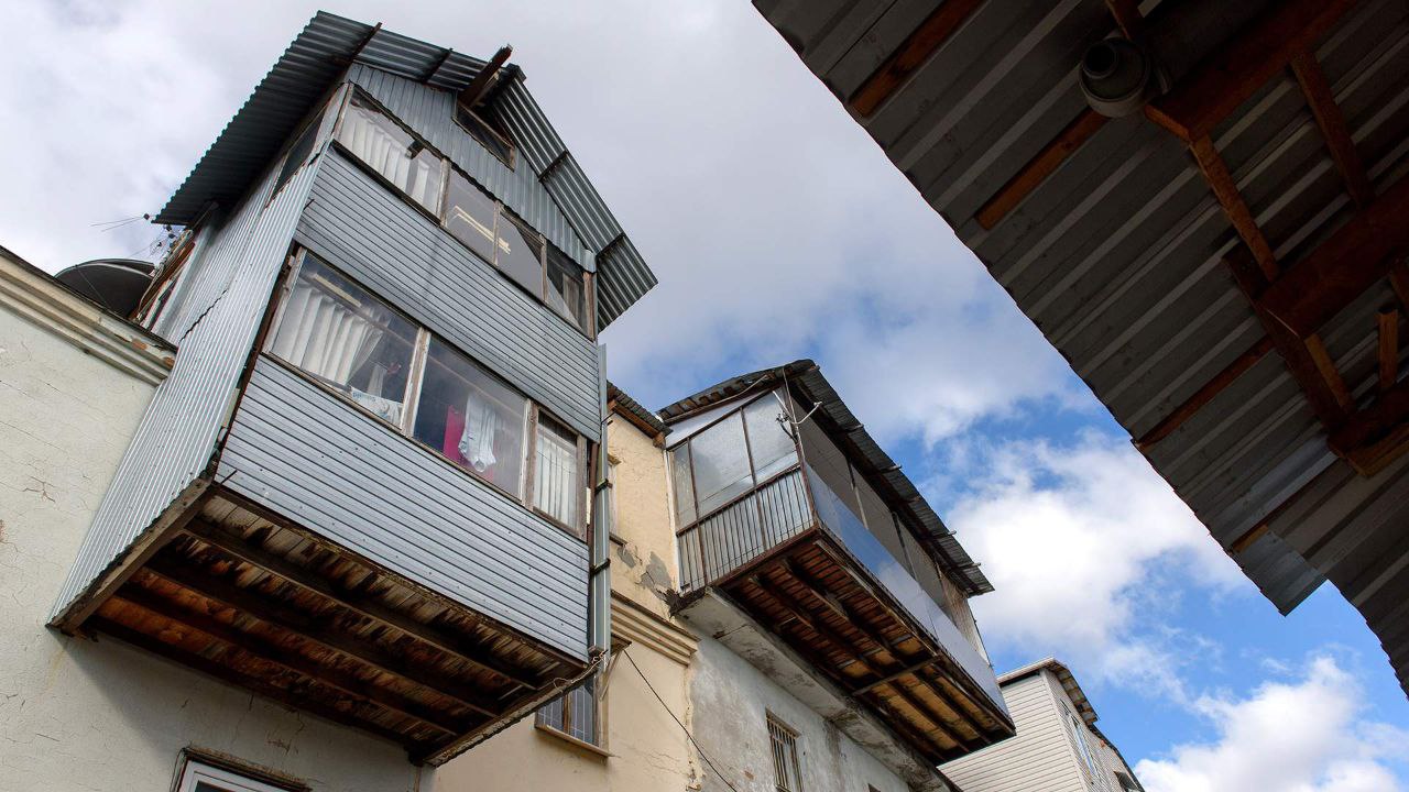 Главный судебный орган страны поставил точку в споре о сносе незаконных домов Верховный суд России подчеркнул при сносе самовольных построек суды должны учитывать судьбы живущих там людей Решение обязует одновременно рассматривать вопрос о выселении и защите прав граждан Юристы называют такую позицию переломной ведь социальная защита теперь уравновешивает требования закона Эксперты предупреждают покупая жилье без проверки разрешений граждане рискуют остаться без прав и без компенсации Государство не обязано оплачивать переселение тех кто участвовал в незаконной застройке но суд может отсрочить снос чтобы не нарушить конституционное право на жилье