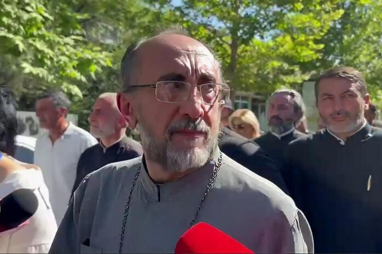Судья Апелляционного уголовного суда Ваче Маргарян 30 июля отклонил апелляционные жалобы адвокатов архиепископа Микаела Аджапахяна на решение судьи суда первой инстанции об избрании ему меры пресечения в виде ареста.   Об этом сообщила защита архиепископа Микаела.   Группа адвокатов сообщила, что вопрос об отмене меры пресечения в отношении архиепископа Микаела будет рассмотрен в суде первой инстанции в ходе предварительных слушаний по основному делу.