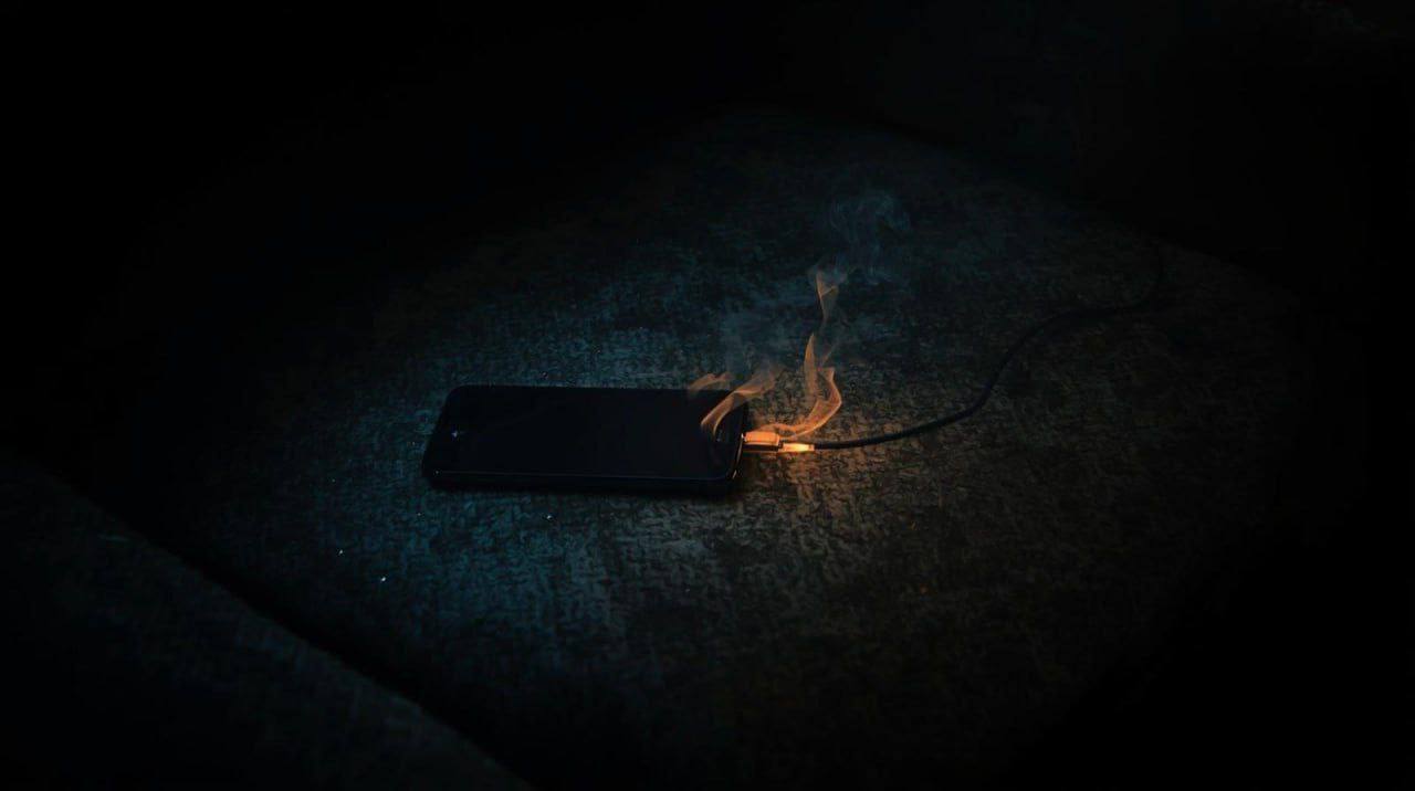 Бендерские огнеборцы потушили возгорание в квартире Вечером 14 февраля мужчина выпивал после поставил телефон на зарядку бросил на диван а сам ушёл спать в другую комнату Зарядное устройство и гаджет были неисправны началось возгорание Утром дым из квартиры почувствовали соседи вызвали пожарных и пошли стучать в дверь чтобы разбудить хозяина Он проснулся и бросился тушить диван своими силами Огнеборцы провели тушение а мужчину передали медикам Его с ожогами и отравлением продуктами горения доставили в Бендерскую городскую больницу От госпитализации он отказался Пресс центр МВД ПМР