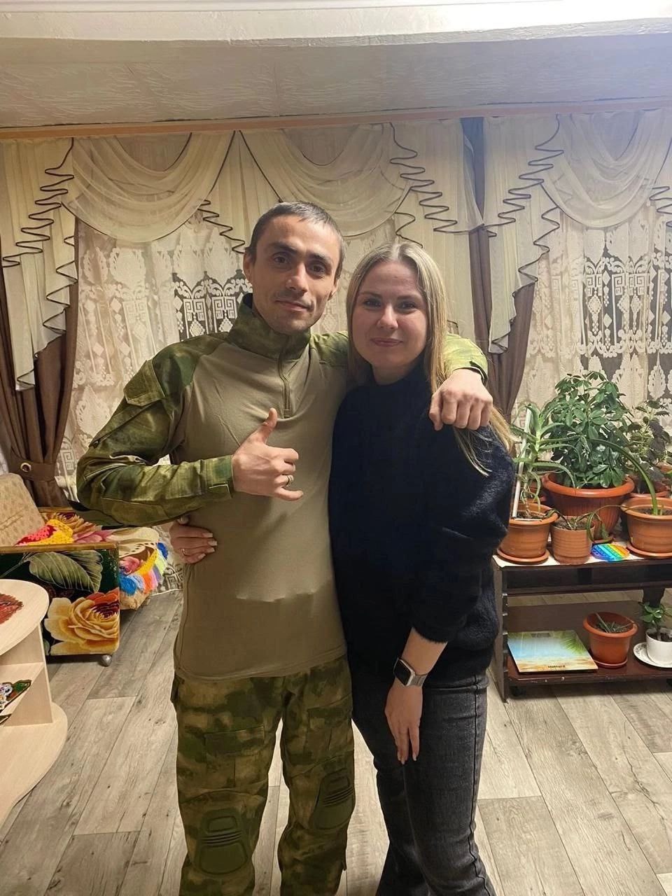 В Волгоградской области сбежавший контрактник расстрелял двоих парней, считая, что жена с ними изменяет Максим связался с предполагаемым соперником и договорился с ним о встрече. Однако соперник на встречу не явился, отправив вместо себя двоих парней — Шамиля и Артёма. Максим явился на "стрелку" с автоматом. Разговор сразу зашел в тупик: военнослужащий расстрелял оппонентов. Один из раненых в реанимации, второй в состоянии средней тяжести.