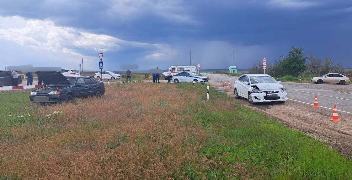 В Туркменском округе в результате столкновения автомобилей пострадали 2 человека По предварительным данным, 8 мая примерно в 12 часов 30 минут на 93 километре автодороги «Журавское - Благодарный - Кучерла - Красный Маныч», водитель автомобиля «ВАЗ 2115», не имеющий права управления, выезжая со второстепенной дороги, не предоставил преимущество в движении автомобилю «Хендэ», который двигался по главной дороге. В результате автоаварии пострадали 75-летняя пассажир «Хендэ» и 70-летний водитель автомобиля «ВАЗ 2115», оба госпитализированы в больницу. Стоит отметить, что все участники ДТП были пристегнуты ремнями безопасности. Установлено, что водитель автомобиля «ВАЗ 2115», 70-летний житель Благодарненского округа, никогда не получал водительское удостоверение, а автомобиль не зарегистрирован в установленном порядке. У него взята биологическая жидкость для установления состояния опьянения. По факту автоаварии проводится проверка. Детальные обстоятельства происшествия устанавливаются.