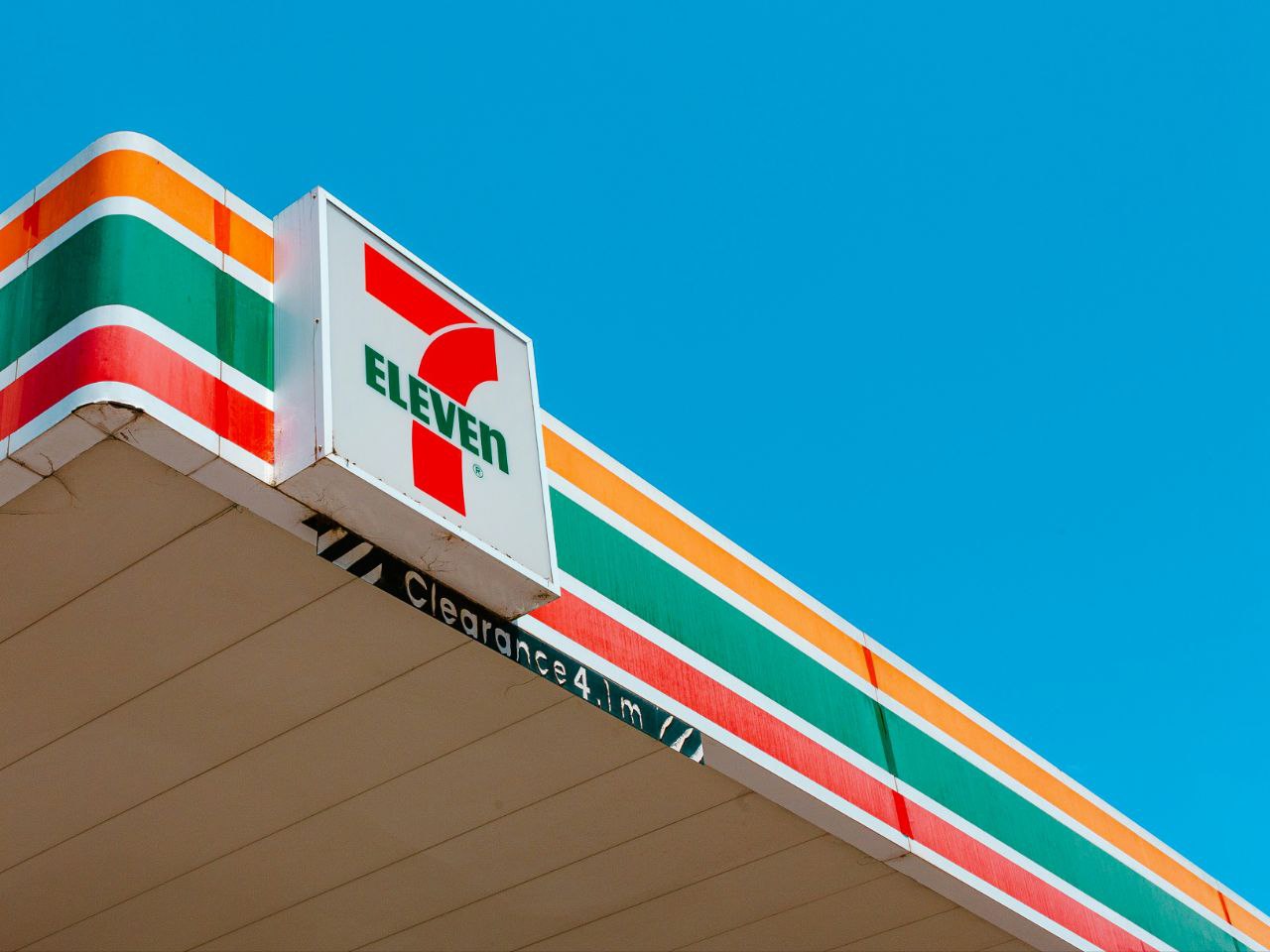 7 Eleven заходит на российский рынок По данным SHOT популярная в Азии сеть может занять место среди отечественных магазинов уже в 2026 году Сейчас компания зарегистрировала в России восемь патентных знаков Также они оформили свой фирменный логотип и узнаваемые полоски в дизайне На данный момент 7 Eleven работает уже в 17 странах Ждете Фото Josh Chiodo на Unsplash Подписаться Обсудить